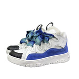 Sneakers basse Jammers London Cambridge bianche con inserti camoscio azzurro e lacci oversize intrecciati bicolore blu e celeste.