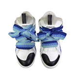 Sneakers basse Jammers London Cambridge bianche con inserti camoscio azzurro e lacci oversize intrecciati bicolore blu e celeste.