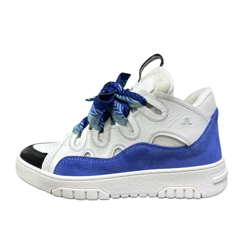 Sneakers basse Jammers London Cambridge bianche con inserti camoscio azzurro e lacci oversize intrecciati bicolore blu e celeste.