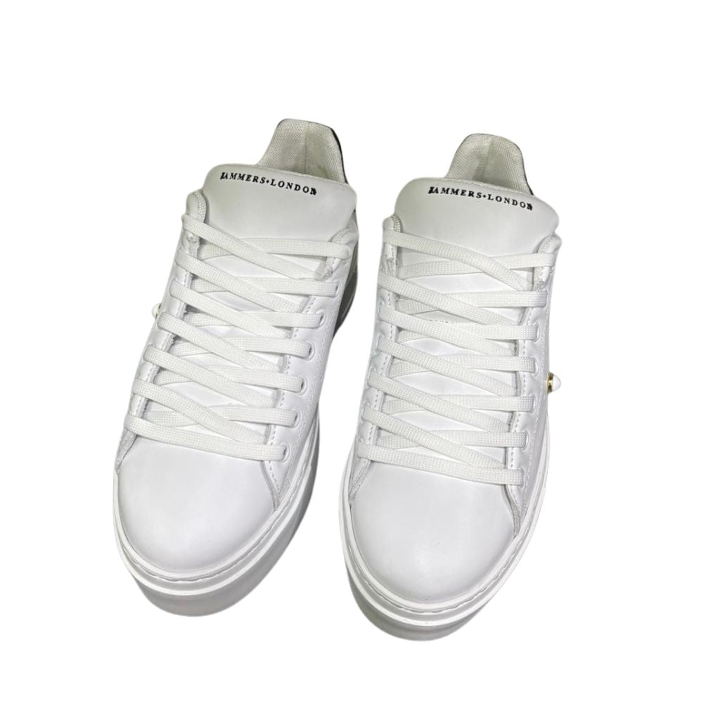 Sneakers bianche in pelle Jammers London Perla MatLudo con perla decorativa, tab posteriore nero e suola platform bianca.