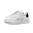 Sneakers bianche in pelle Jammers London Perla MatLudo con perla decorativa, tab posteriore nero e suola platform bianca.