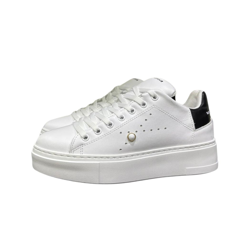 Sneakers bianche in pelle Jammers London Perla MatLudo con perla decorativa, tab posteriore nero e suola platform bianca.