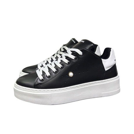 Sneaker Jammers London pelle nera con tomaia traforata, borchietta perla e tallone bianco su suola plateau.
