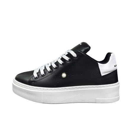 Sneaker Jammers London pelle nera con tomaia traforata, borchietta perla e tallone bianco su suola plateau.