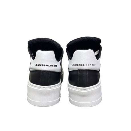Sneaker Jammers London pelle nera con tomaia traforata, borchietta perla e tallone bianco su suola plateau.