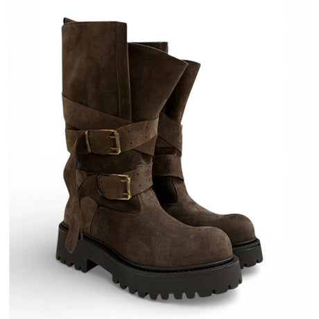 Stivale Jammers London camoscio marrone scuro con gambetto ripiegabile, doppia cintura con fibbie dorate antiche e suola carrarmato nera.