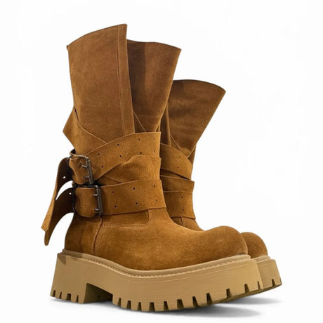 Stivale Jammers London camoscio cuoio con gambetto ripiegabile, doppia cintura con fibbie scure e suola carrarmato beige.