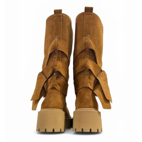 Stivale Jammers London camoscio cuoio con gambetto ripiegabile, doppia cintura con fibbie scure e suola carrarmato beige.