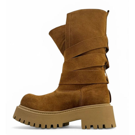 Stivale Jammers London camoscio cuoio con gambetto ripiegabile, doppia cintura con fibbie scure e suola carrarmato beige.