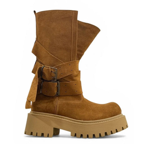 Stivale Jammers London camoscio cuoio con gambetto ripiegabile, doppia cintura con fibbie scure e suola carrarmato beige.