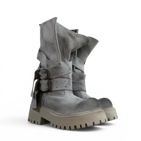 Stivale Jammers London camoscio grigio con gambetto ripiegabile, doppia cintura con fibbie scure e suola carrarmato grigio tortora.