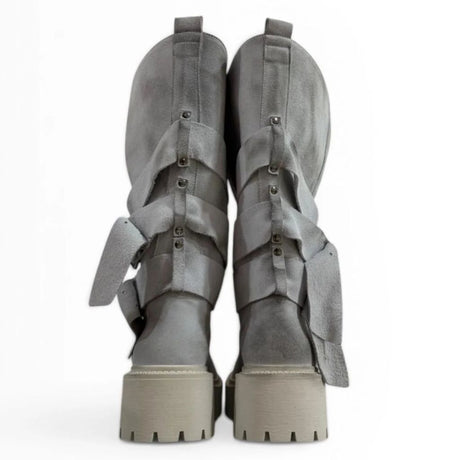 Stivale Jammers London camoscio grigio con gambetto ripiegabile, doppia cintura con fibbie scure e suola carrarmato grigio tortora.