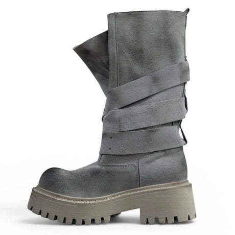 Stivale Jammers London camoscio grigio con gambetto ripiegabile, doppia cintura con fibbie scure e suola carrarmato grigio tortora.