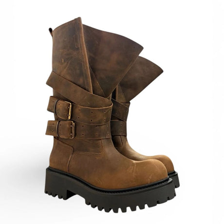 Stivale Jammers London pelle marrone con gambetto ripiegabile, doppia cintura con fibbie anticate e suola carrarmato nera.