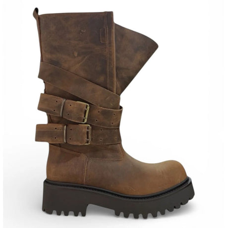 Stivale Jammers London pelle marrone con gambetto ripiegabile, doppia cintura con fibbie anticate e suola carrarmato nera.