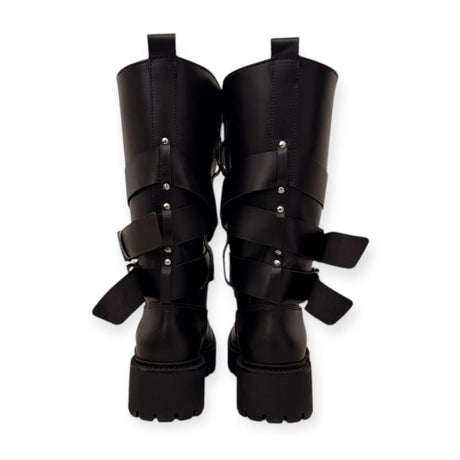 Anfibio elegante in pelle nera con dettagli in cinture e suola para 5 cm.