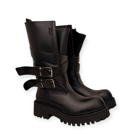 Anfibio elegante in pelle nera con dettagli in cinture e suola para 5 cm.