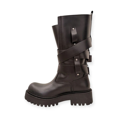 Anfibio elegante in pelle nera con dettagli in cinture e suola para 5 cm.