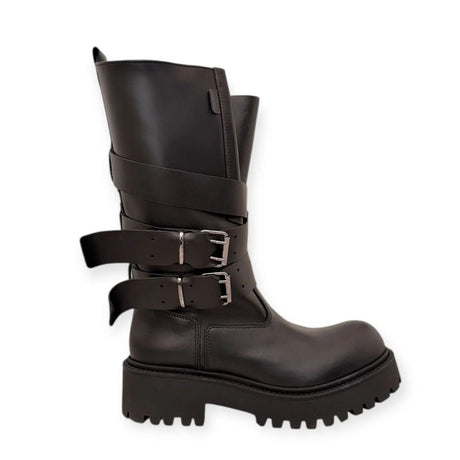 Anfibio elegante in pelle nera con dettagli in cinture e suola para 5cm.