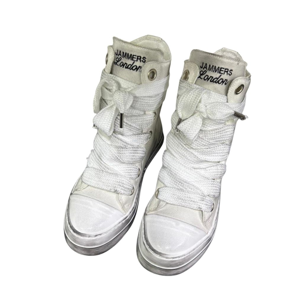 Stivaletto alto tela bianca vintage Jammers London, lacci oversize e platform consumata.