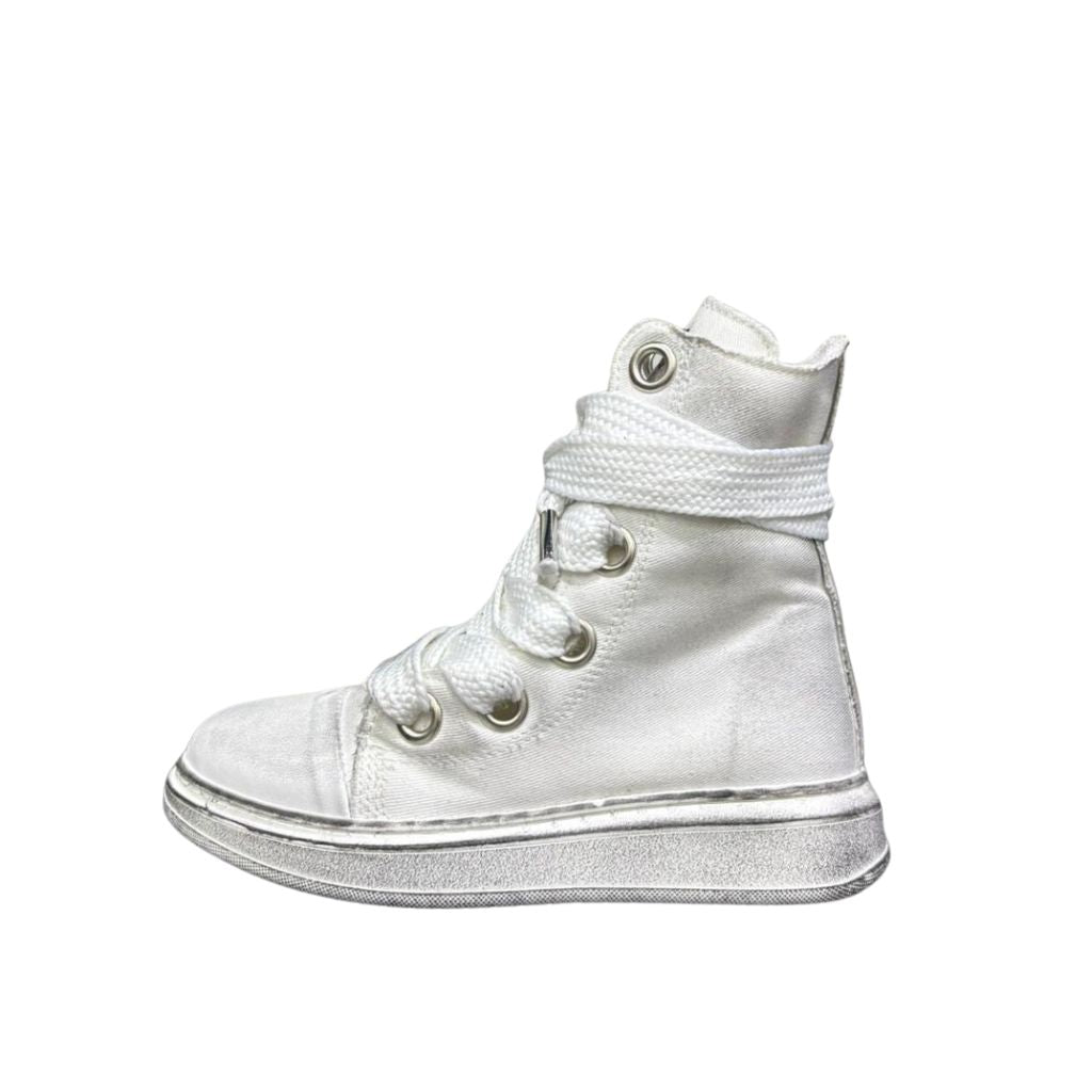Stivaletto alto in tela bianca vintage Jammers London con lacci oversize e occhielli argento.