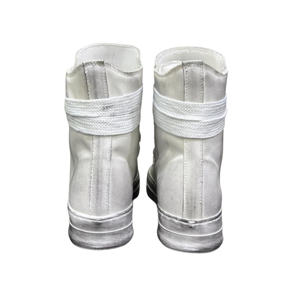 Stivaletto alto tela bianca vintage Jammers London, lacci oversize e platform consumata.