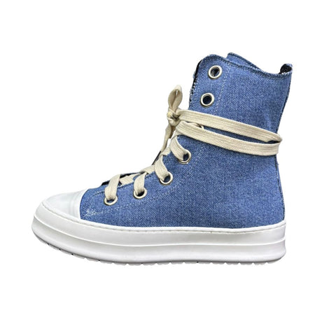 Sneaker alta in canvas denim dark con lacci beige e suola bianca