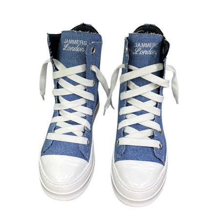 Sneaker alta in canvas denim dark con lacci beige e suola bianca