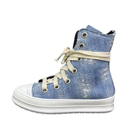 Sneaker alta in canvas denim light con lacci beige e suola bianca