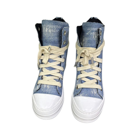 Sneaker alta in canvas denim light con lacci beige e suola bianca