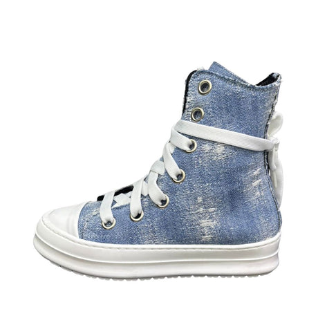 Sneaker alta in canvas denim light con lacci beige e suola bianca
