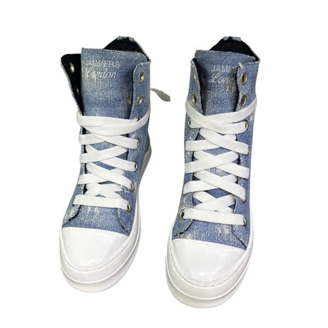 Sneaker alta in canvas denim light con lacci beige e suola bianca