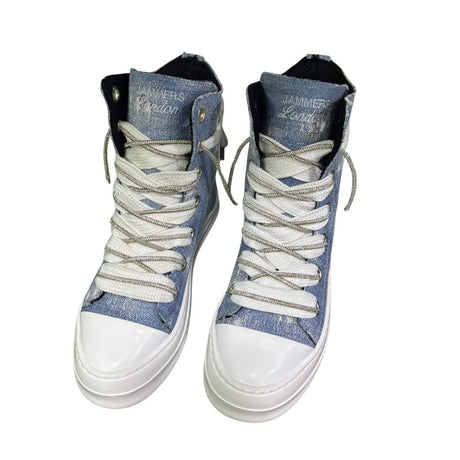 Sneaker alta in canvas denim light destroy con doppio laccio brillantinato argento e suola bianca