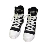 Stivaletto alto in tela nera Jammers London con lacci oversize bianchi, occhielli argento e suola platform bianca.