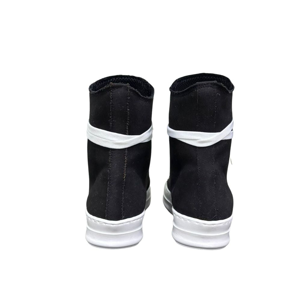 Stivaletto alto in tela nera Jammers London con lacci oversize bianchi, occhielli argento e suola platform bianca.