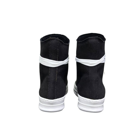 Stivaletto alto in tela nera Jammers London con lacci oversize bianchi, occhielli argento e suola platform bianca.