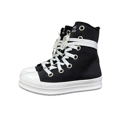 Stivaletto alto in tela nera Jammers London con lacci oversize bianchi, occhielli argento e suola platform bianca.