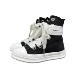Stivaletto alto in tela nera Jammers London con lacci oversize bianchi, occhielli argento e suola platform bianca.