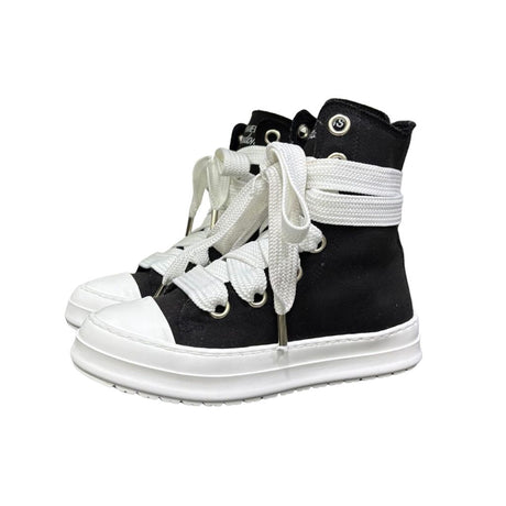 Stivaletto alto in tela nera Jammers London con lacci oversize bianchi, occhielli argento e suola platform bianca.