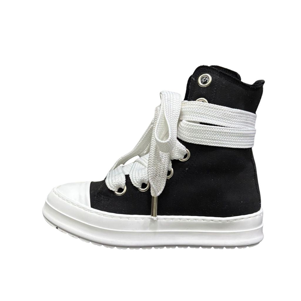 Stivaletto alto in tela nera Jammers London con lacci oversize bianchi, occhielli argento e suola platform bianca.
