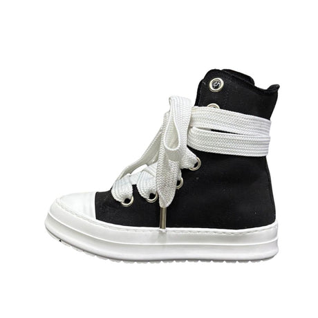 Stivaletto alto in tela nera Jammers London con lacci oversize bianchi, occhielli argento e suola platform bianca.