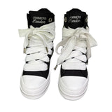 Stivaletto alto in tela nera Jammers London con lacci oversize bianchi, occhielli argento e suola platform bianca.