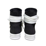 Stivaletto alto in tela nera Jammers London con lacci oversize bianchi, occhielli argento e suola platform bianca.