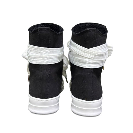 Stivaletto alto in tela nera Jammers London con lacci oversize bianchi, occhielli argento e suola platform bianca.