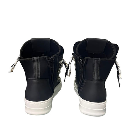 Sneaker high-top Jammers London in pelle nera, doppio laccio a contrasto, ganci argentati, suola platform bianca.