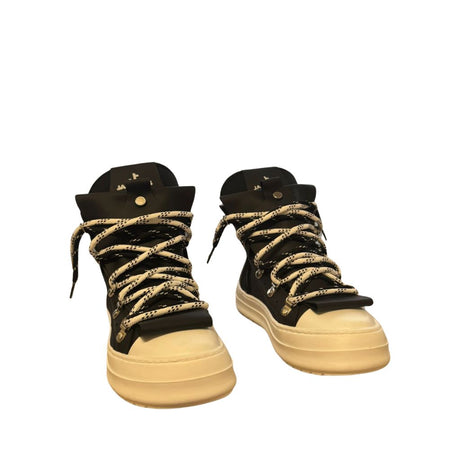 Sneaker high-top Jammers London in nabuk nero, doppio laccio a contrasto, ganci dorati, suola platform beige.