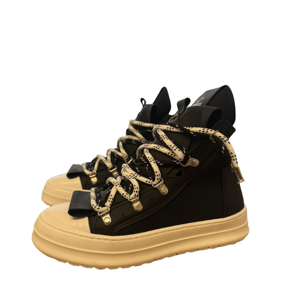 Sneaker high-top Jammers London in nabuk nero, doppio laccio a contrasto, ganci dorati, suola platform beige.