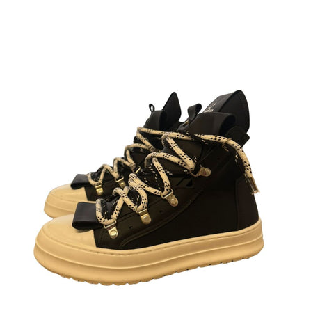 Sneaker high-top Jammers London in nabuk nero, doppio laccio a contrasto, ganci dorati, suola platform beige.