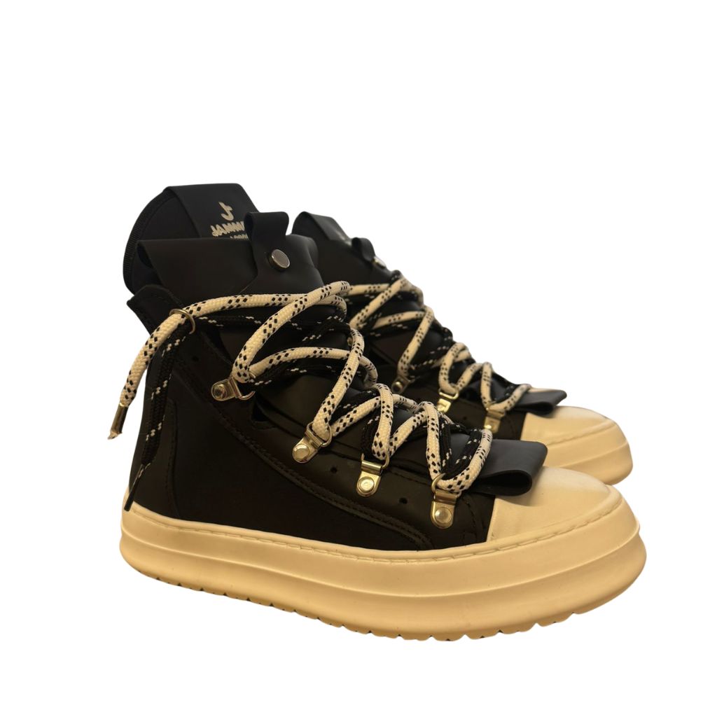 Sneaker high-top Jammers London in nabuk nero, doppio laccio a contrasto, ganci dorati, suola platform beige.