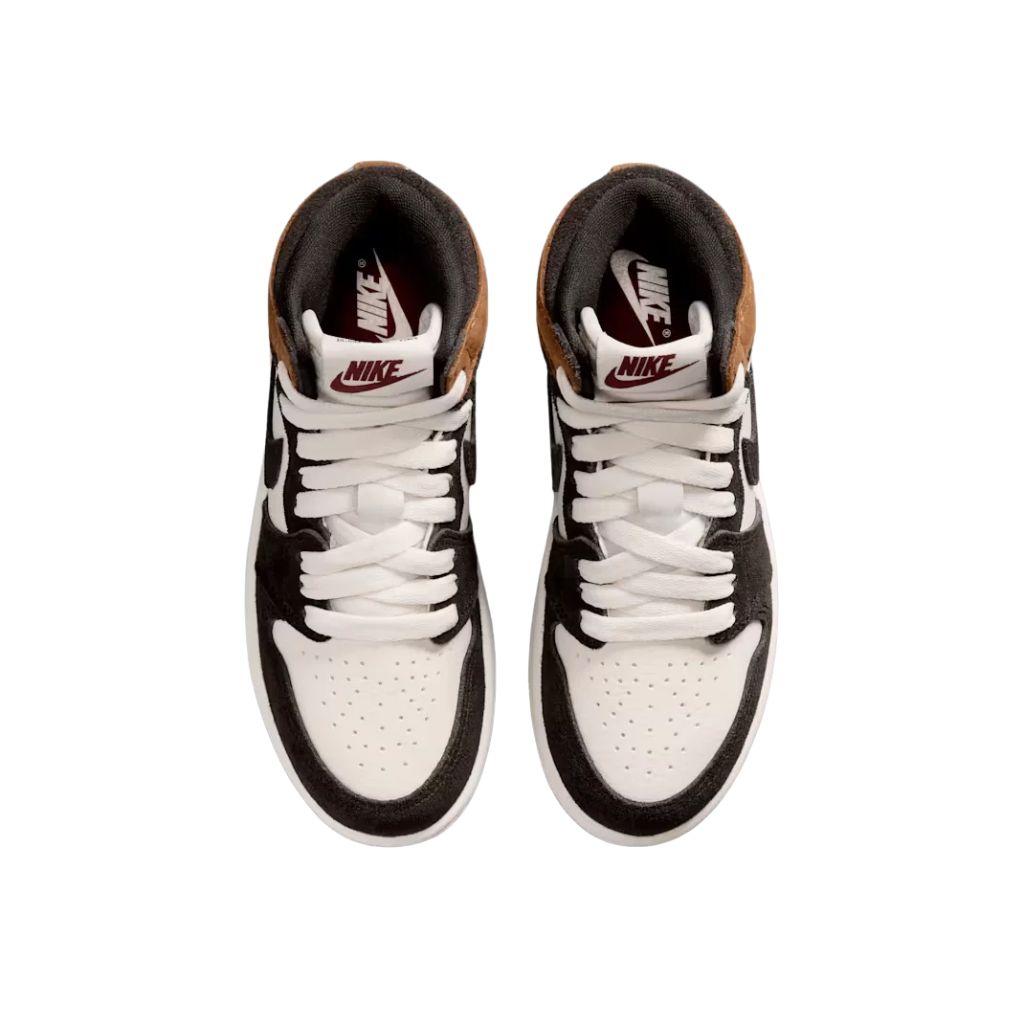 Sneakers Nike Air Jordan 1 High PS in bianco, marrone e nero con suola rossa